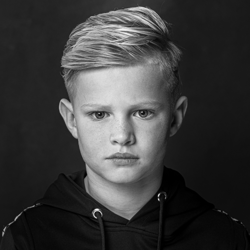 Portretfoto zwart-wit jongen